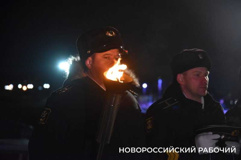 Сегодня в Новороссийске, в 2:00, бескозырка &mdash; символ десанта Куникова, была спущена в море