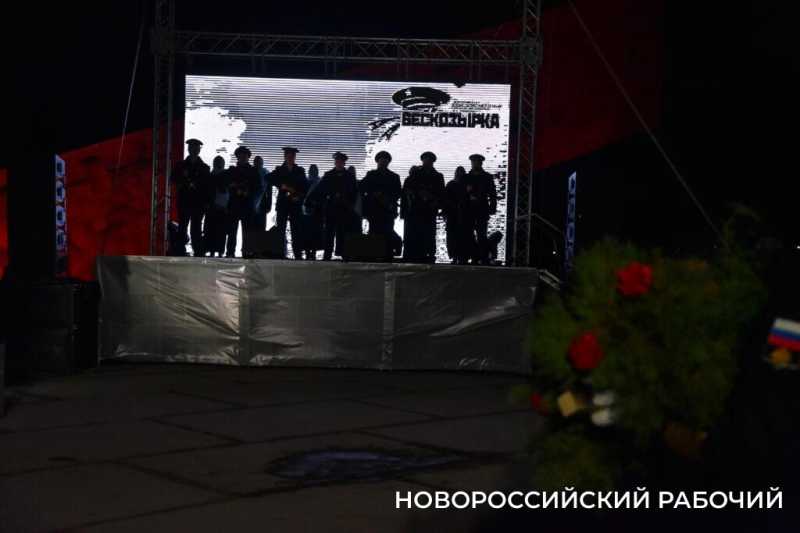 Сегодня в Новороссийске, в 2:00, бескозырка &mdash; символ десанта Куникова, была спущена в море