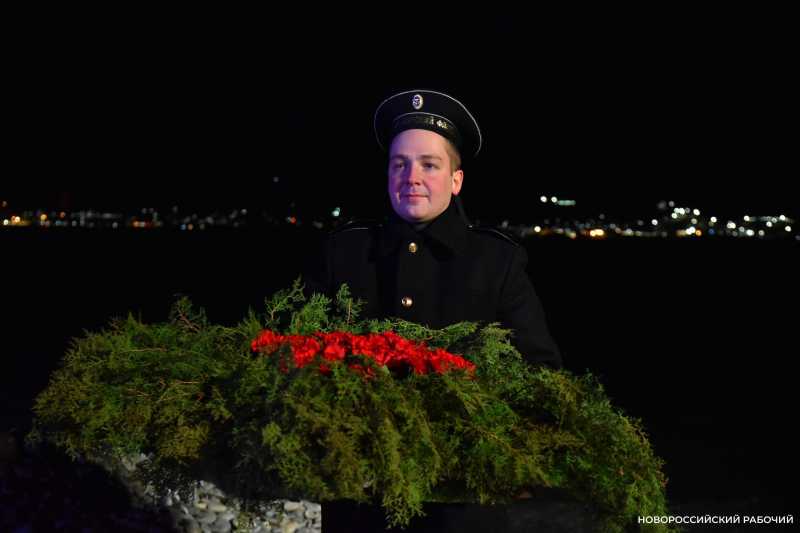 Сегодня в Новороссийске, в 2:00, бескозырка &mdash; символ десанта Куникова, была спущена в море