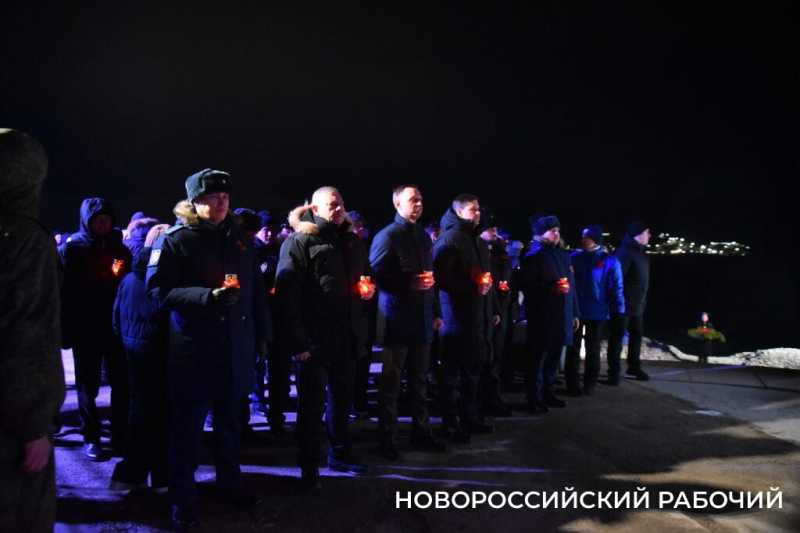 Сегодня в Новороссийске, в 2:00, бескозырка &mdash; символ десанта Куникова, была спущена в море