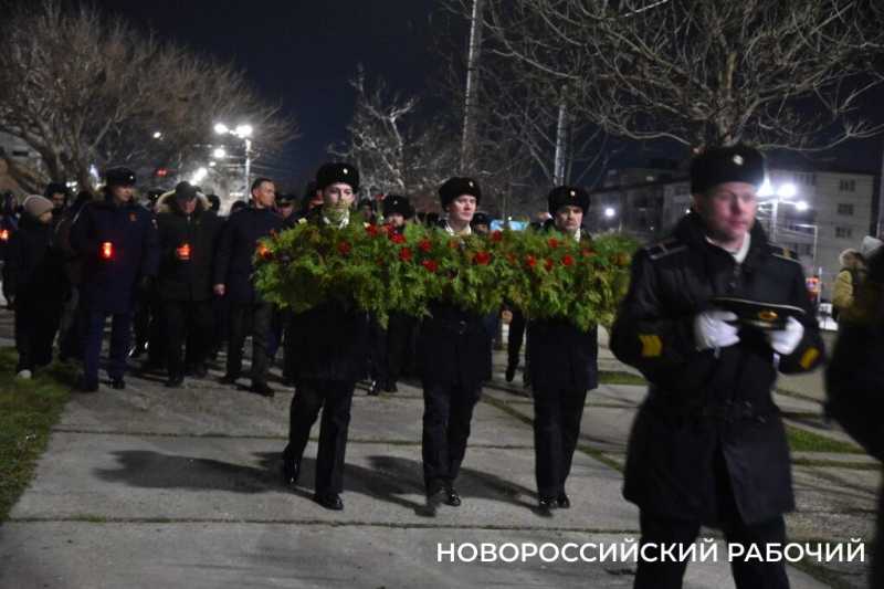 Сегодня в Новороссийске, в 2:00, бескозырка &mdash; символ десанта Куникова, была спущена в море