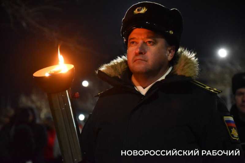 Сегодня в Новороссийске, в 2:00, бескозырка &mdash; символ десанта Куникова, была спущена в море