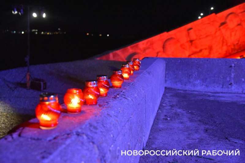 Сегодня в Новороссийске, в 2:00, бескозырка &mdash; символ десанта Куникова, была спущена в море