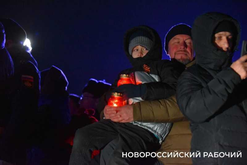 Сегодня в Новороссийске, в 2:00, бескозырка &mdash; символ десанта Куникова, была спущена в море