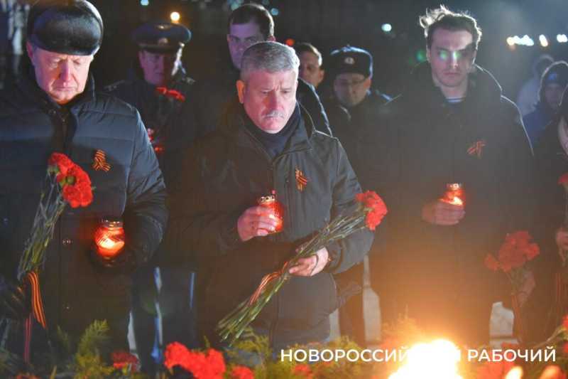 Сегодня в Новороссийске, в 2:00, бескозырка &mdash; символ десанта Куникова, была спущена в море