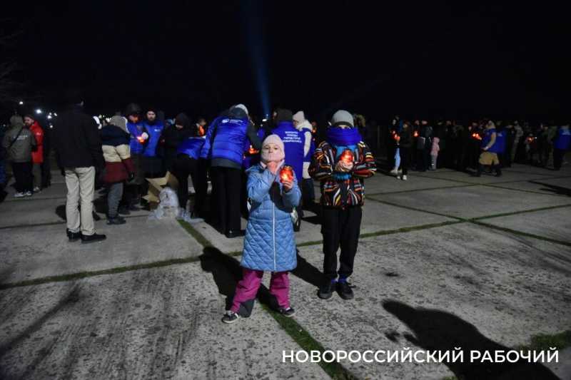 Сегодня в Новороссийске, в 2:00, бескозырка &mdash; символ десанта Куникова, была спущена в море