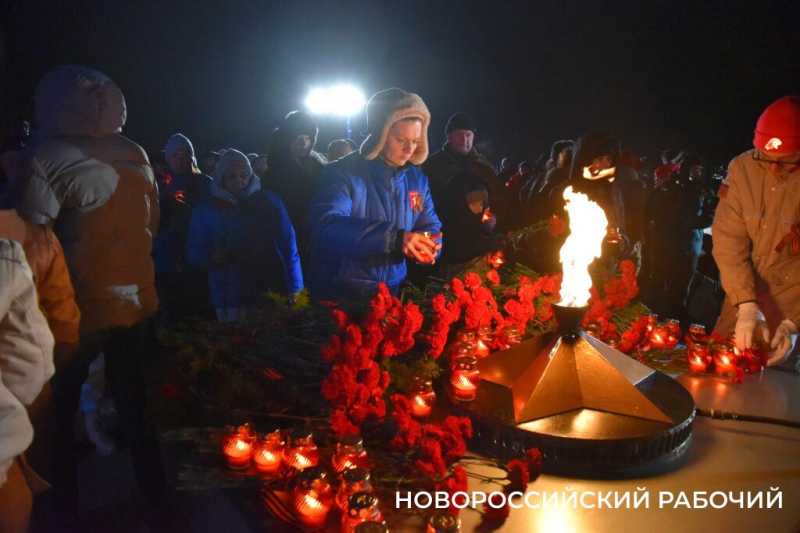 Сегодня в Новороссийске, в 2:00, бескозырка &mdash; символ десанта Куникова, была спущена в море