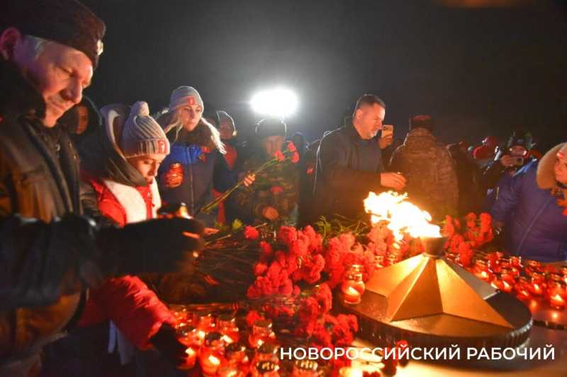 Сегодня в Новороссийске, в 2:00, бескозырка &mdash; символ десанта Куникова, была спущена в море
