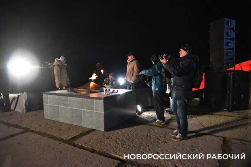 Сегодня в Новороссийске, в 2:00, бескозырка &mdash; символ десанта Куникова, была спущена в море