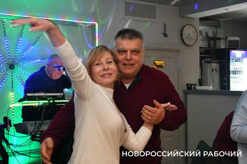 Школьная любовь, учителя и шалости. В Новороссийске прошли встречи выпускников