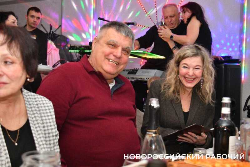 Школьная любовь, учителя и шалости. В Новороссийске прошли встречи выпускников