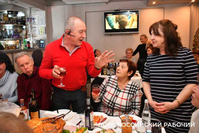 Школьная любовь, учителя и шалости. В Новороссийске прошли встречи выпускников