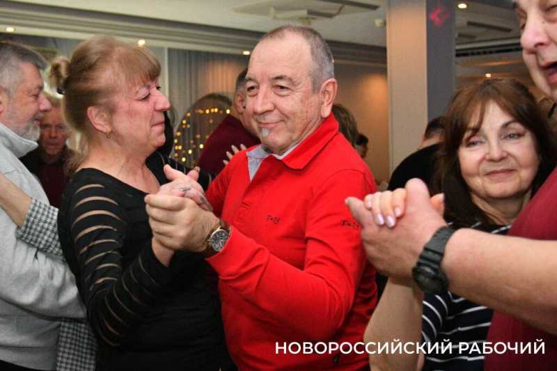 Школьная любовь, учителя и шалости. В Новороссийске прошли встречи выпускников