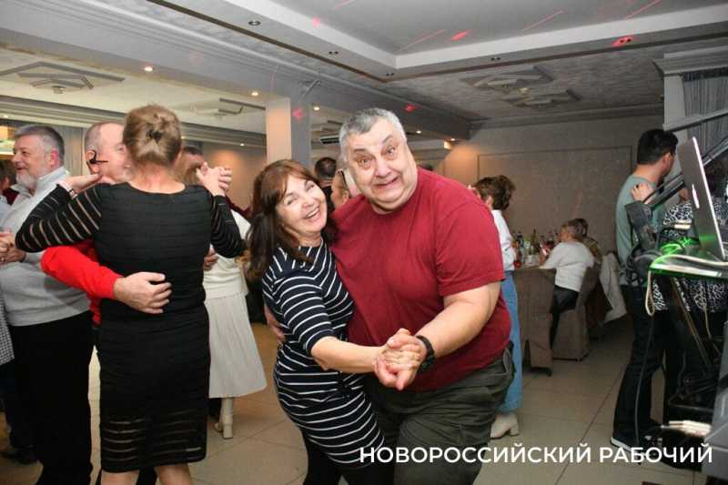 Школьная любовь, учителя и шалости. В Новороссийске прошли встречи выпускников