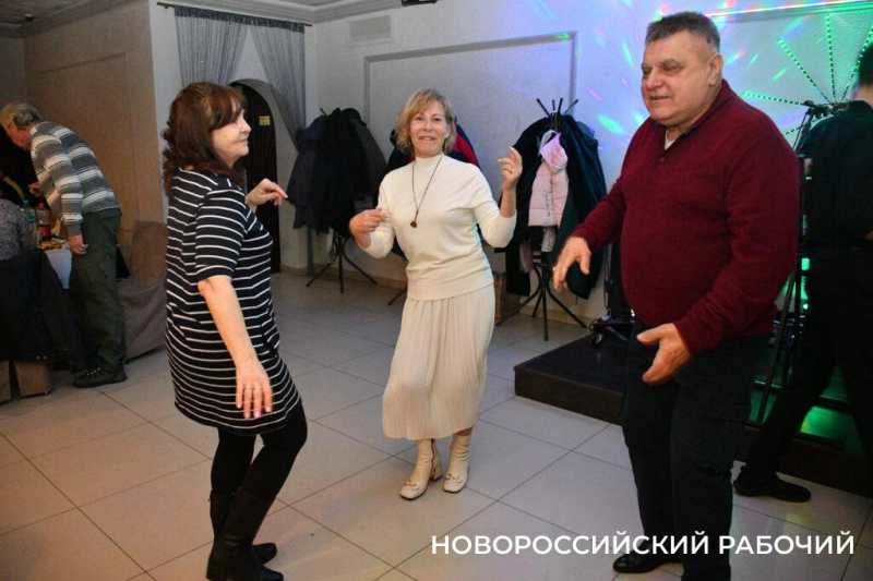 Школьная любовь, учителя и шалости. В Новороссийске прошли встречи выпускников