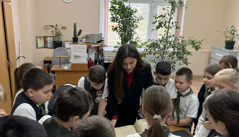 Школьники открыли тайны городского архива и совершили путешествие по страницам истории Новороссийска