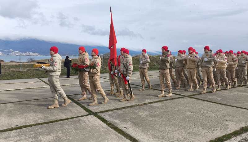 Сотрудники полиции Новороссийска почтили героев Малой земли