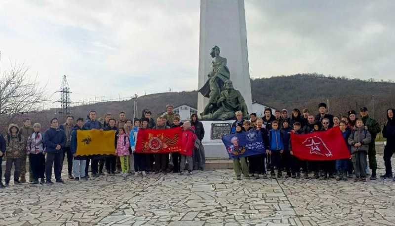 Студенты и школьники Новороссийска стали участниками патриотического похода по местам боевой славы в окрестностях города-героя