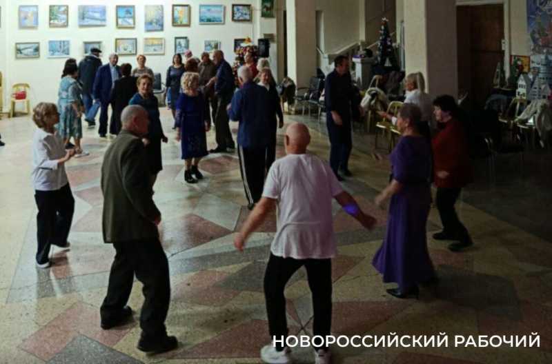 Танцы &mdash; это терапия одиночества! В Новороссийске на вечеринках &laquo;60+&raquo; люди дружат, общаются и женятся