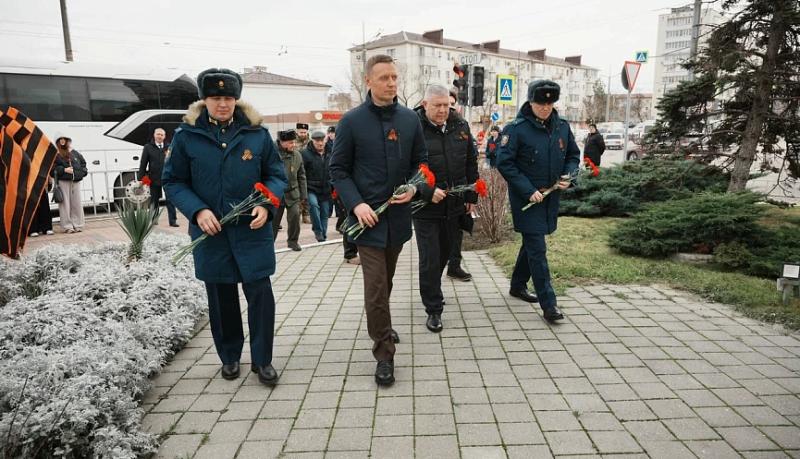В городе-герое Новороссийске почтили память героев-малоземельцев и возложили цветы к памятникам истории Великой Отечественной войны