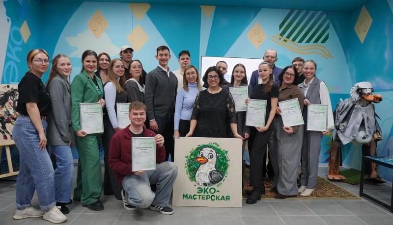 В Молодёжном экоцентре Новороссийска представили выставку работ Елены Славных в жанре треш-арт