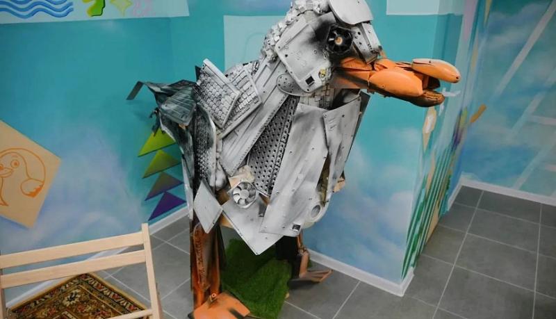 В Молодёжном экоцентре Новороссийска представили выставку работ Елены Славных в жанре треш-арт