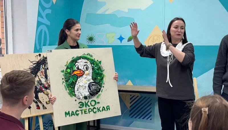 В Молодёжном экоцентре Новороссийска представили выставку работ Елены Славных в жанре треш-арт