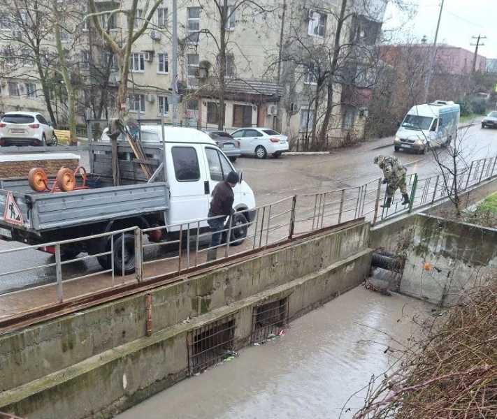 В Новороссийске чистят ливневки, чтобы избежать подтоплений