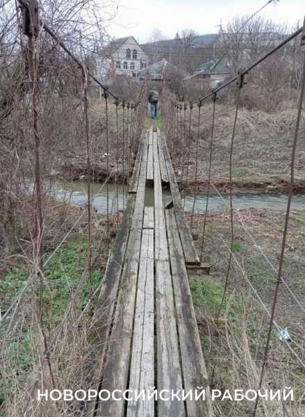 В Новороссийске мостик напоминает опасный аттракцион