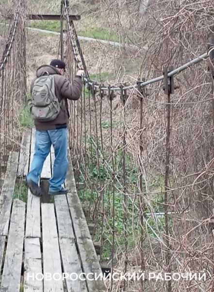В Новороссийске мостик напоминает опасный аттракцион