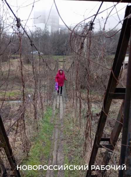 В Новороссийске мостик напоминает опасный аттракцион
