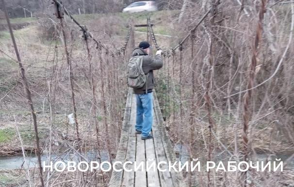 В Новороссийске мостик напоминает опасный аттракцион