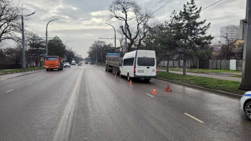 В Новороссийске на Анапском шоссе третье серьезное ДТП за 12 дней. Теперь пострадали пассажиры маршрутки