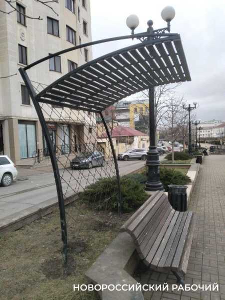 В Новороссийске на бульваре лавочки переставили под навесы