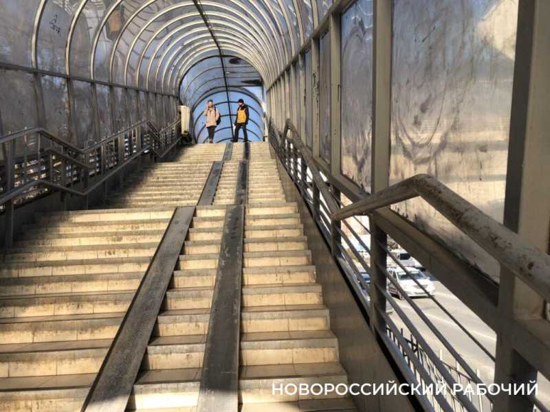 В Новороссийске отремонтируют надземный пешеходный переход