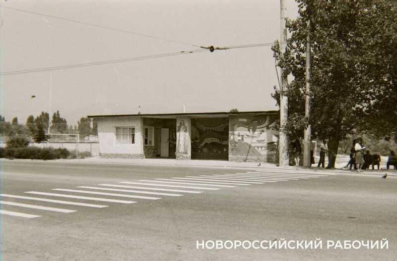В Новороссийске отремонтируют остановки. Помните, какими они были при СССР?