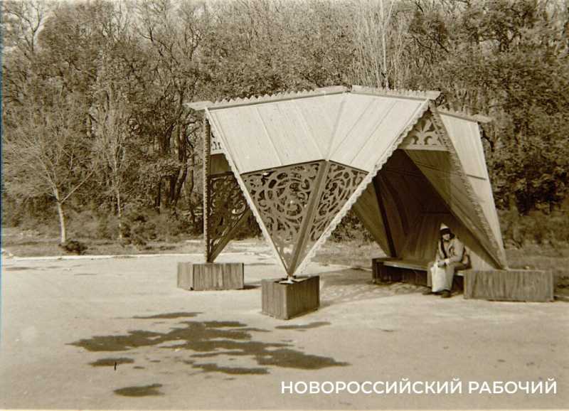 В Новороссийске отремонтируют остановки. Помните, какими они были при СССР?