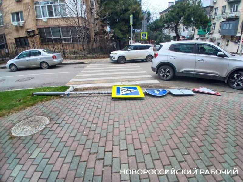 В Новороссийске падают дорожные знаки