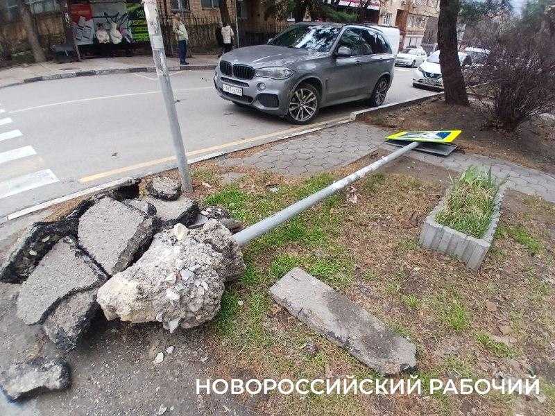 В Новороссийске падают дорожные знаки