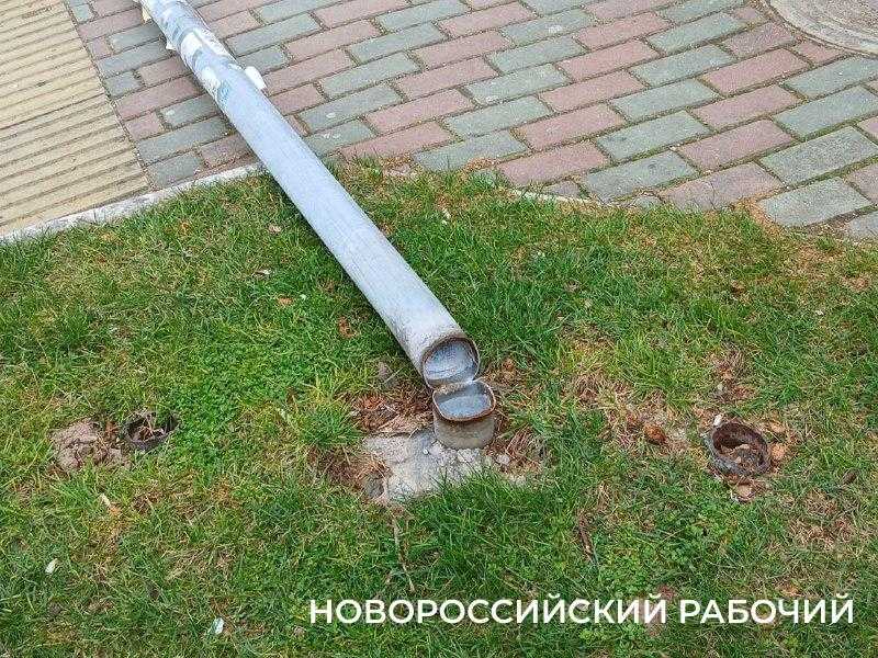 В Новороссийске падают дорожные знаки