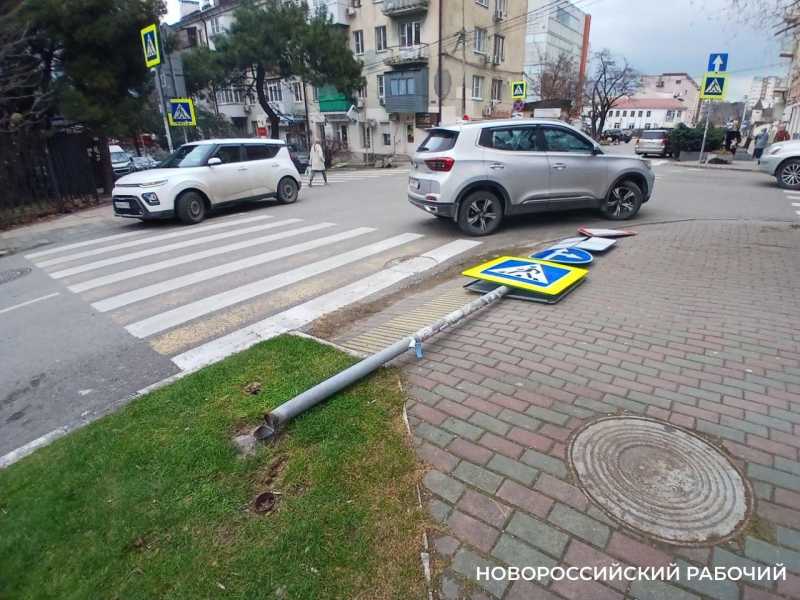 В Новороссийске падают дорожные знаки