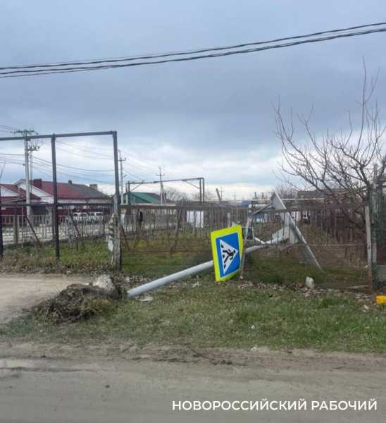 В Новороссийске падают дорожные знаки