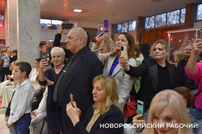 В Новороссийске прошел Сретенский бал. На паркете &ndash; 29 грациозных пар