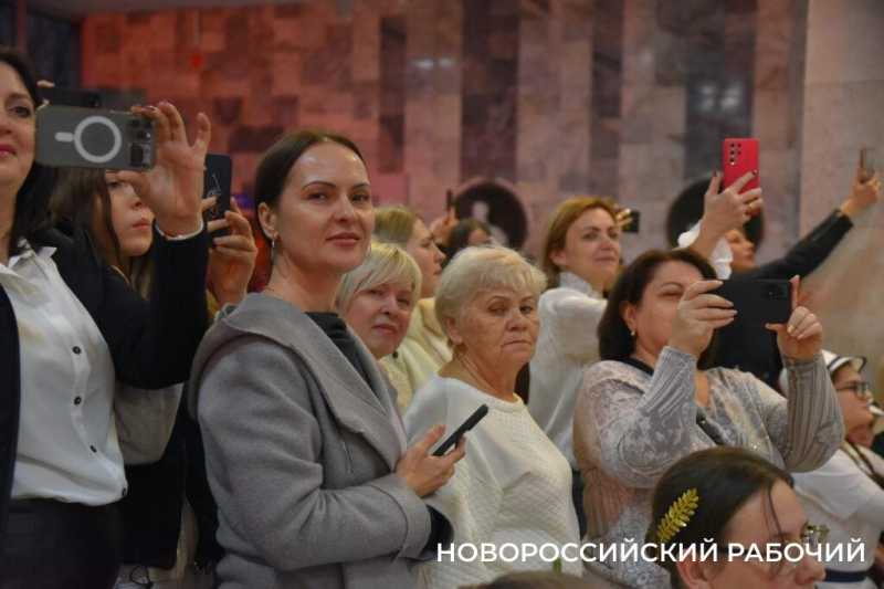 В Новороссийске прошел Сретенский бал. На паркете &ndash; 29 грациозных пар