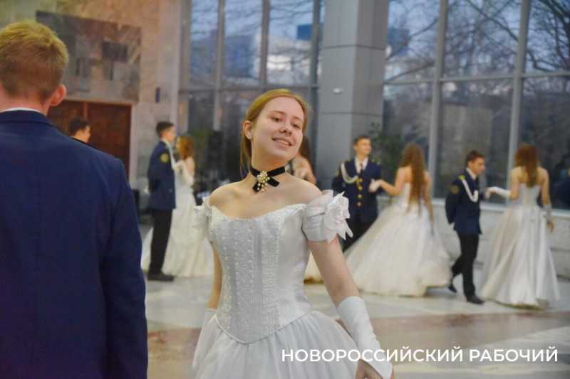 В Новороссийске прошел Сретенский бал. На паркете &ndash; 29 грациозных пар