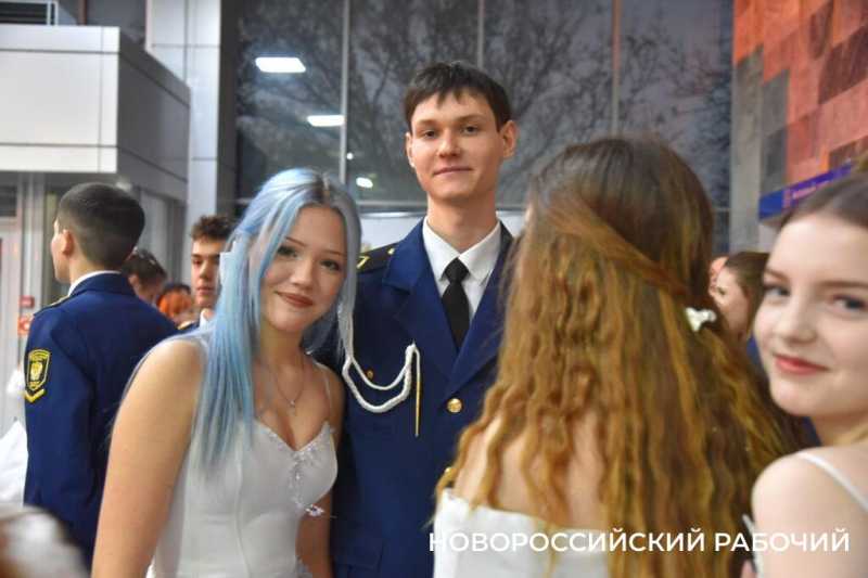 В Новороссийске прошел Сретенский бал. На паркете &ndash; 29 грациозных пар