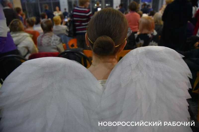 В Новороссийске прошел Сретенский бал. На паркете &ndash; 29 грациозных пар