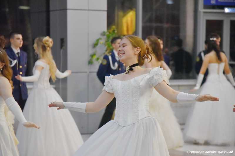 В Новороссийске прошел Сретенский бал. На паркете &ndash; 29 грациозных пар