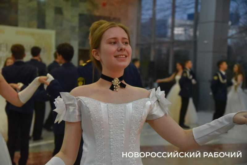 В Новороссийске прошел Сретенский бал. На паркете &ndash; 29 грациозных пар