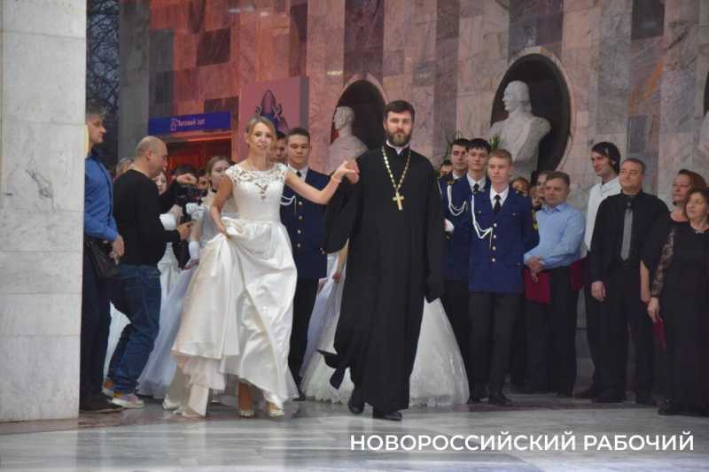 В Новороссийске прошел Сретенский бал. На паркете &ndash; 29 грациозных пар